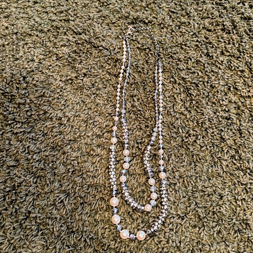 Super pretty necklace with rinestones and pearls